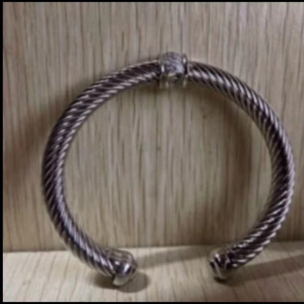 David Yurman Cable Classics Bracelet With Pave Diamond Station - Picture 2 of 3